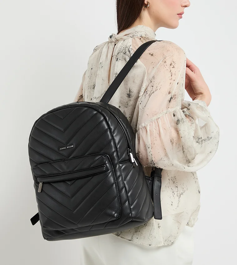 آن كلاين حقيبة ظهر مبطنة بتفاصيل شعار آن كلاين